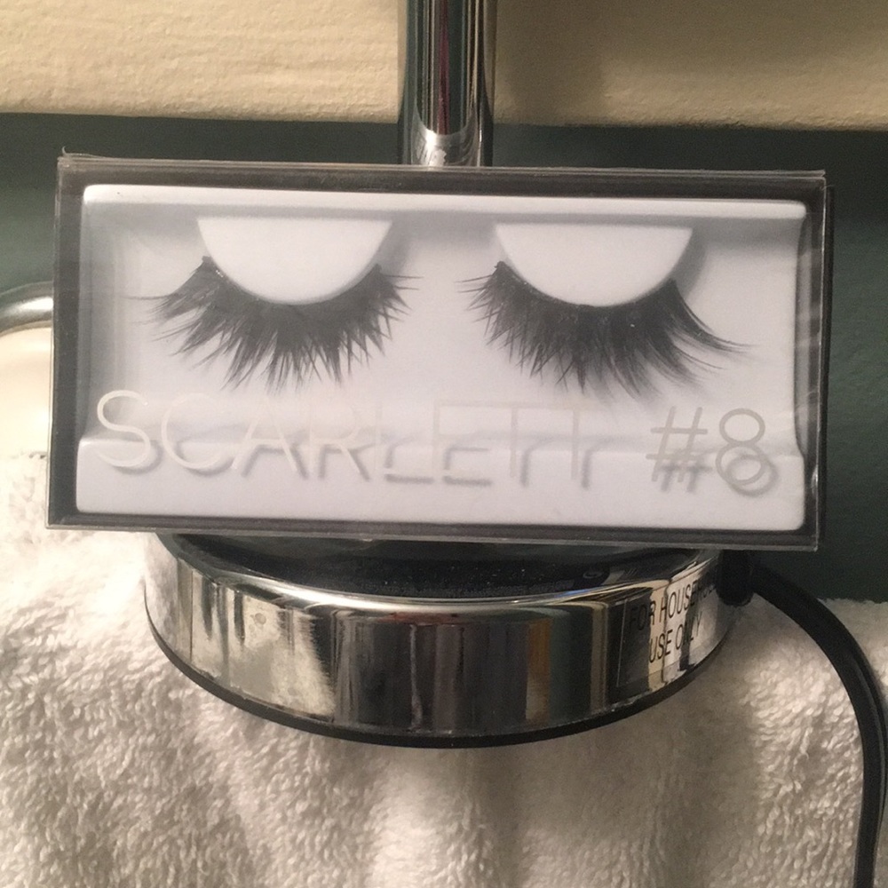 Brand New Huda Beauty #8 scarlet lashes